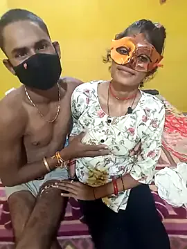 Karisma-sexy-couple Image 7